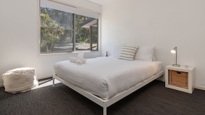 3 habitaciones, escritorio y tabla de planchar con plancha