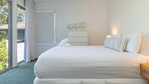 3 habitaciones, escritorio y tabla de planchar con plancha 