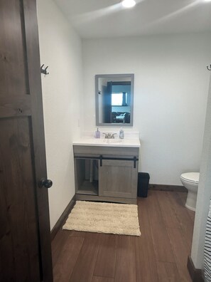 Regadera, toallas, jabón, papel de baño