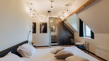 Dobbeltrom – deluxe, 1 kingsize-seng, ikke-røyk, hageutsikt | Blendingsgardiner, lydisolert, wi-fi (inkludert) og sengetøy