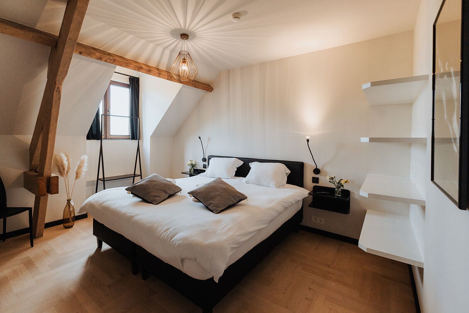 ستائر تعتيم وتجهيزات عازلة للصوت وواي فاي مجانًا وملاءات أسرّة