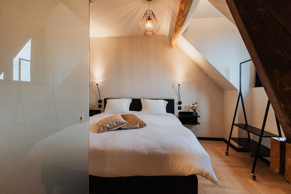 Blackout curtains, soundproofing, free WiFi, bed sheets