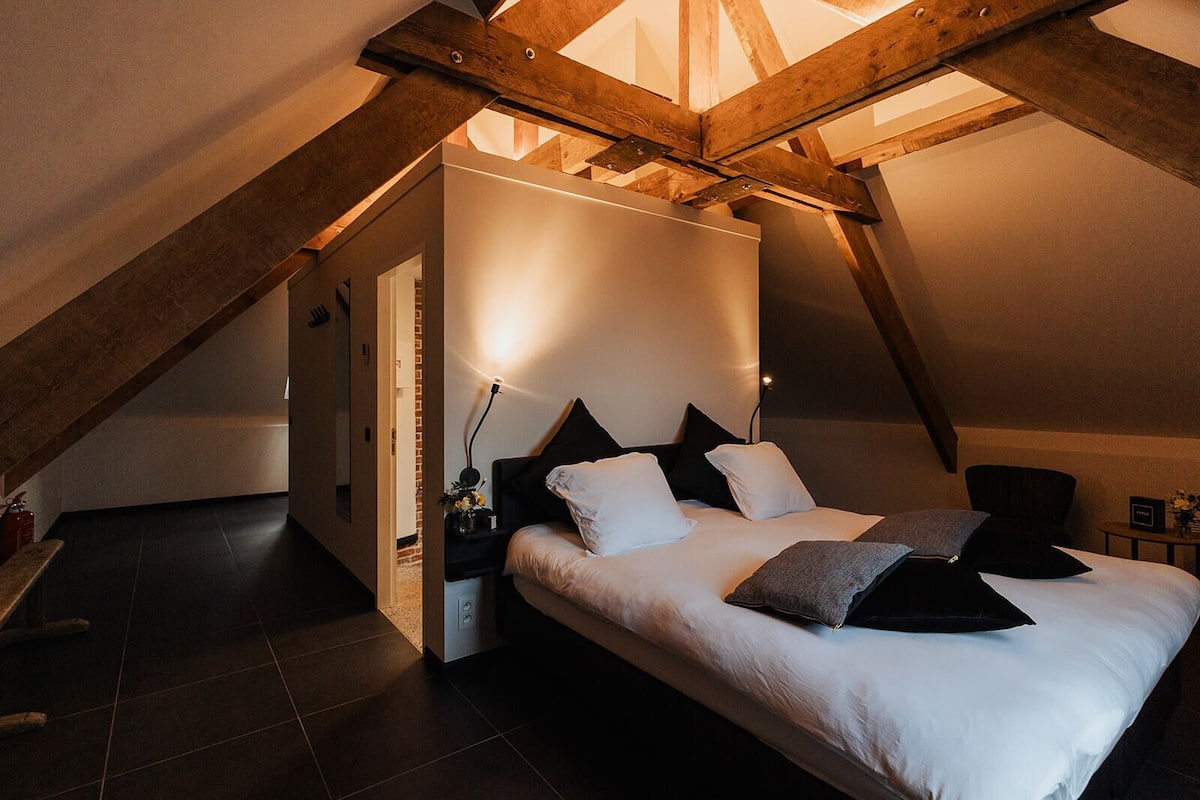 Blackout curtains, soundproofing, free WiFi, bed sheets