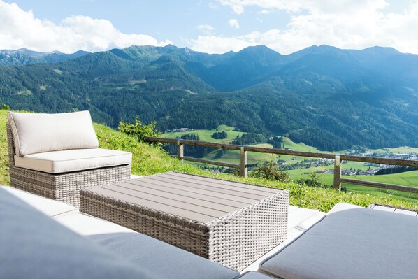 Property grounds - Listed house on the sunny slope with a view of the Dolomites, up to 10 people (Panzendorf)
