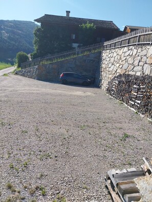 Property grounds - Listed house on the sunny slope with a view of the Dolomites, up to 10 people (Panzendorf)