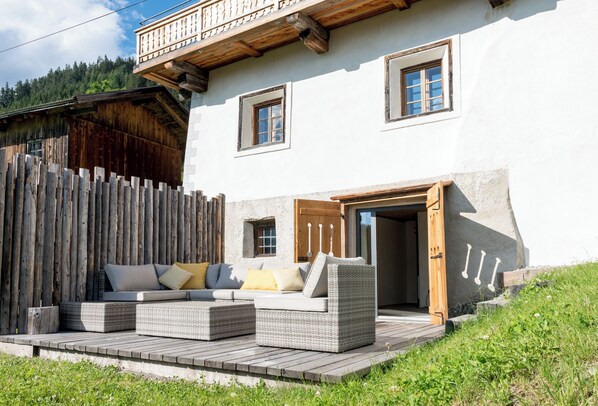 Terrace/patio - Listed house on the sunny slope with a view of the Dolomites, up to 10 people (Panzendorf)