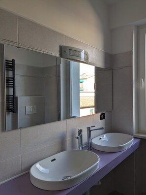 Serviettes fournies, papier de toilette
