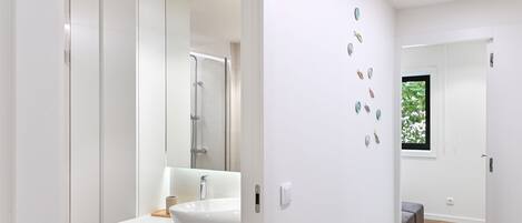 Luksus-lejlighed - balkon - byudsigt | Badeværelse | Hårtørrer, håndklæder