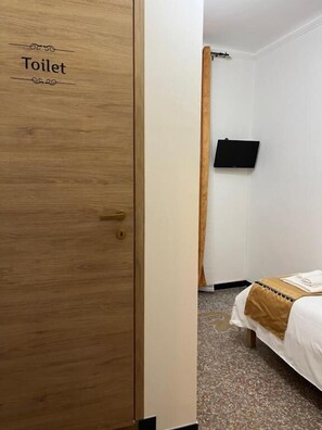 Triple Room | Desk, free WiFi