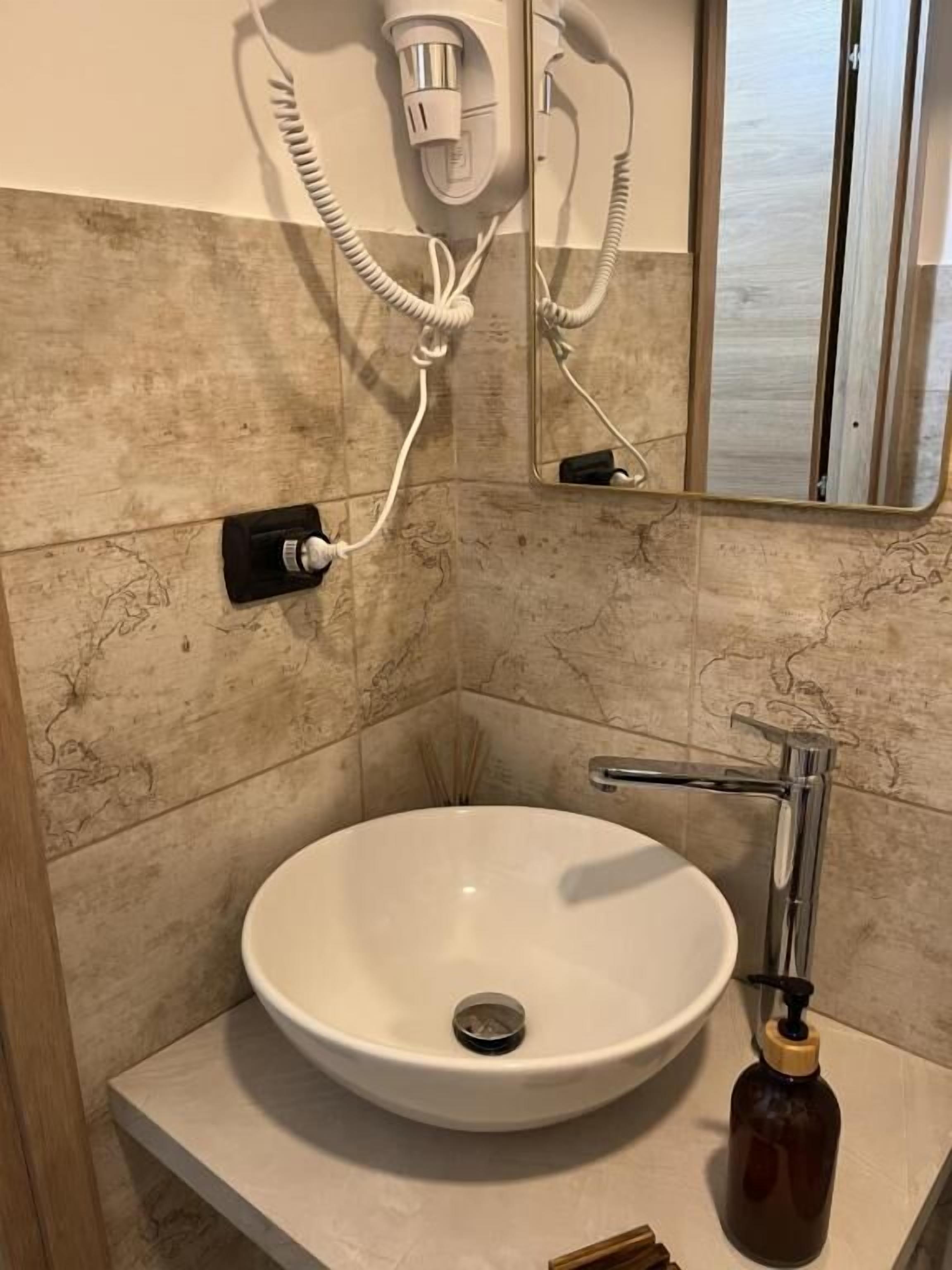 Regadera, secadora de cabello, toallas, jabón 