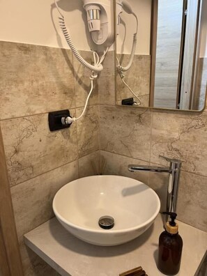 Een douche, een haardroger, handdoeken, zeep