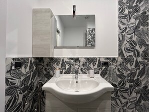 Douche, sèche-cheveux, serviettes fournies