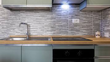 Kühlschrank, Ofen, Herdplatte, Wasserkocher mit Kaffee-/Teezubehör