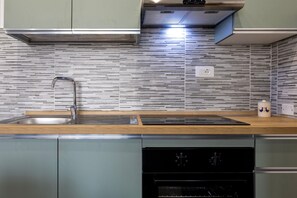 Fridge, oven, stovetop, coffee/tea maker - Holiday Home 'Emmeci House' with Wi-Fi (Alghero)