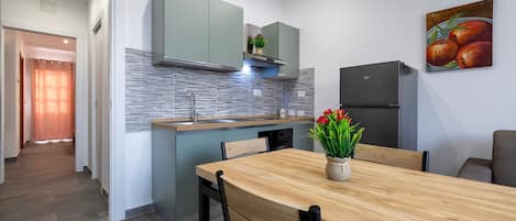 Fridge, oven, stovetop, coffee/tea maker