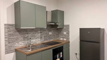 Frigorifero, forno, piano cottura, macchina per tè/caffè