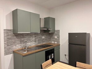 Réfrigérateur, four, plaque de cuisson, cafetière/bouilloire