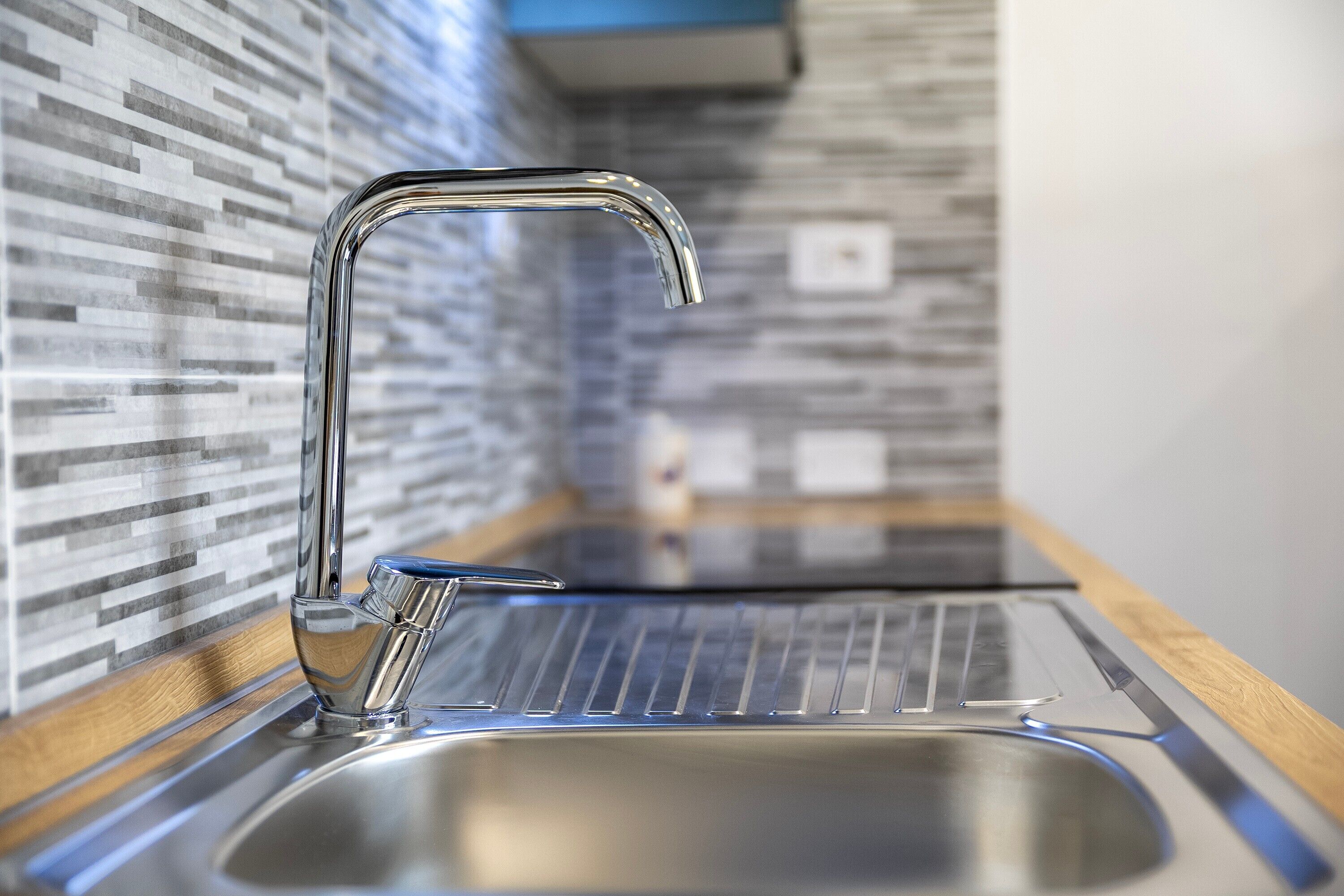 Een koelkast, een oven, een kookplaat, een koffiezetapparaat/waterkoker