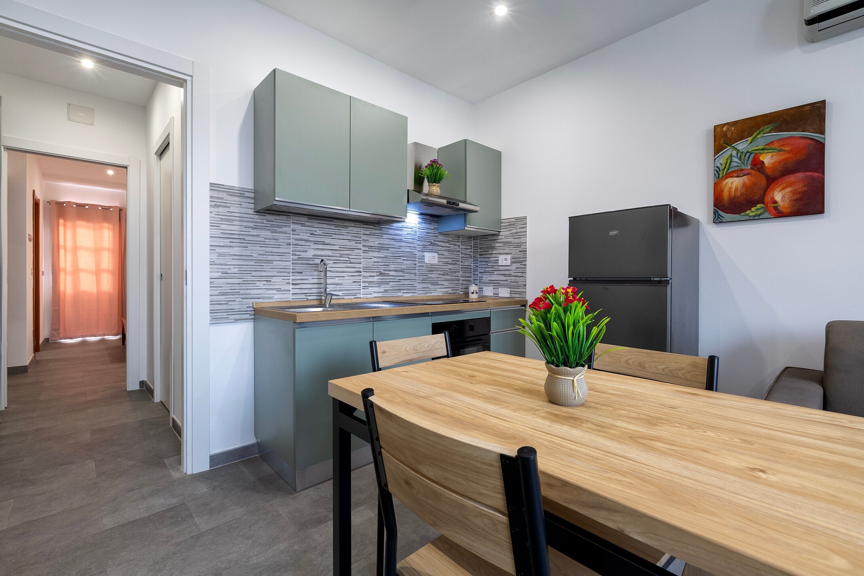 Fridge, oven, stovetop, coffee/tea maker