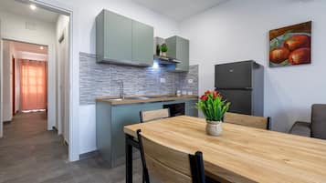 Fridge, oven, stovetop, coffee/tea maker