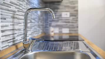 Kjøleskap, ovn, kokeplater og kaffetrakter/tekoker