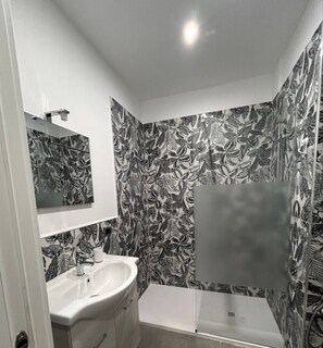 Douche, sèche-cheveux, serviettes fournies