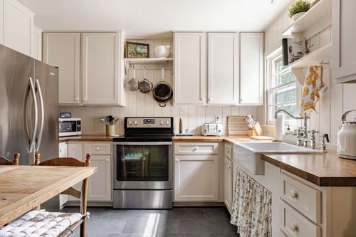  3-bedroom 2 bath house W/hottub in Olathe