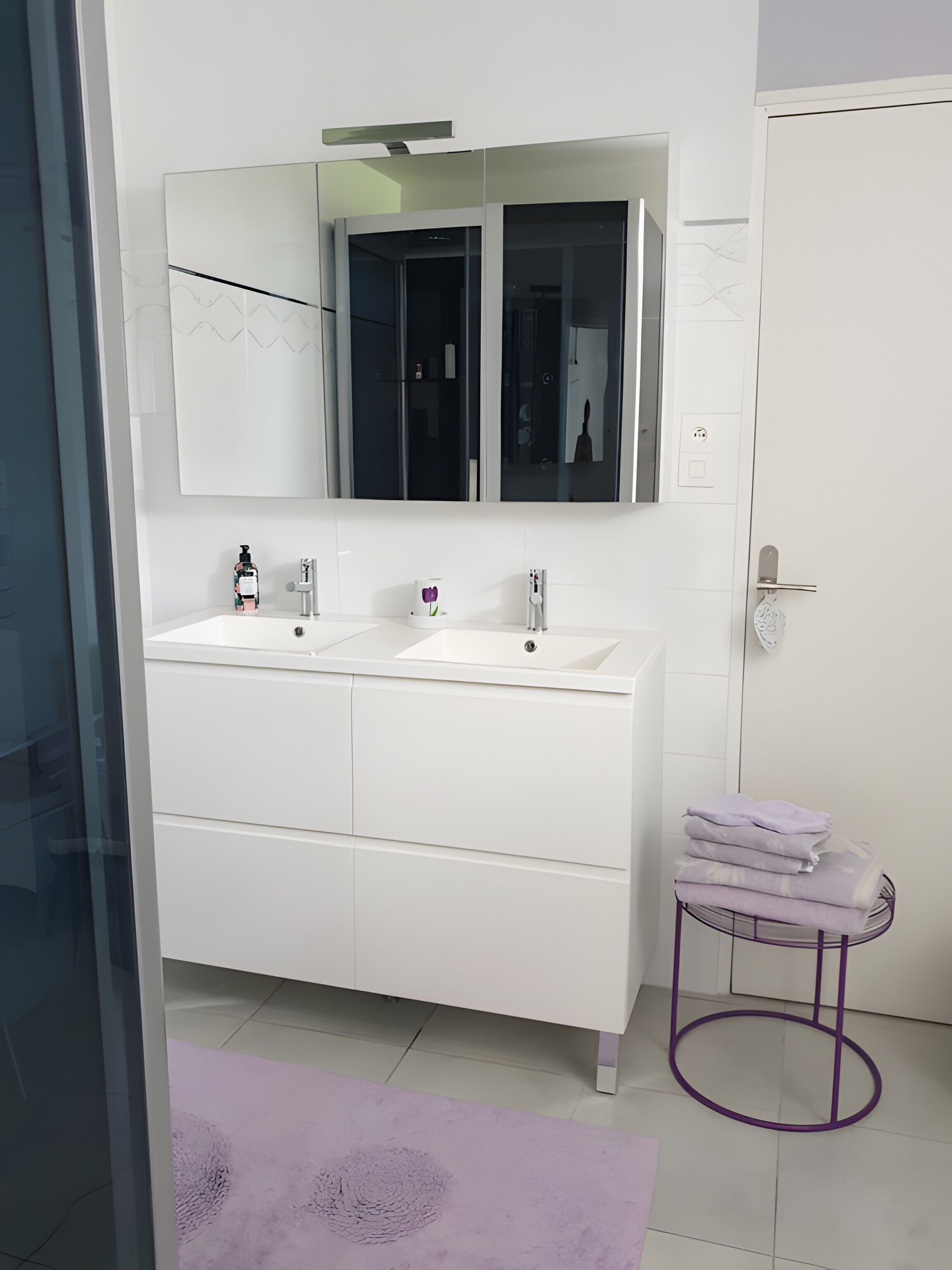 Regadera, secadora de cabello, toallas 