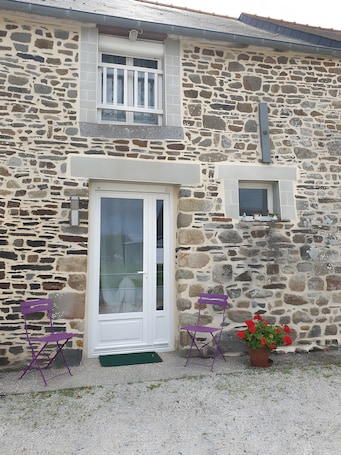 Exterior detail. Guest Room “Chambe Chanteloup” with Wi-Fi