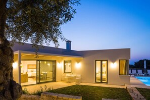 Outdoor dining - Nature Retreat with Private Pool & Rooftop Hot Tub (Rethymno)