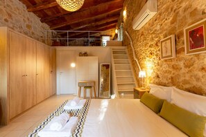 5 bedrooms, desk, iron/ironing board, free WiFi - Nature Retreat with Private Pool & Rooftop Hot Tub (Rethymno)