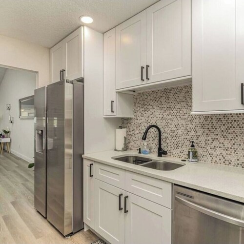 The Rockledge Billiard House- Beautiful renovated condo with pool table.