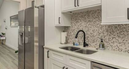 The Rockledge Billiard House- Beautiful renovated condo with pool table.