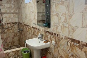 Asciugacapelli, asciugamani, sapone, carta igienica