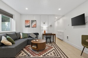 Televisor intel·ligent i llibres 