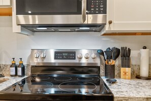 Fridge, microwave, oven, stovetop - St. Johns Nest, Near Cathedral Park (Portland)