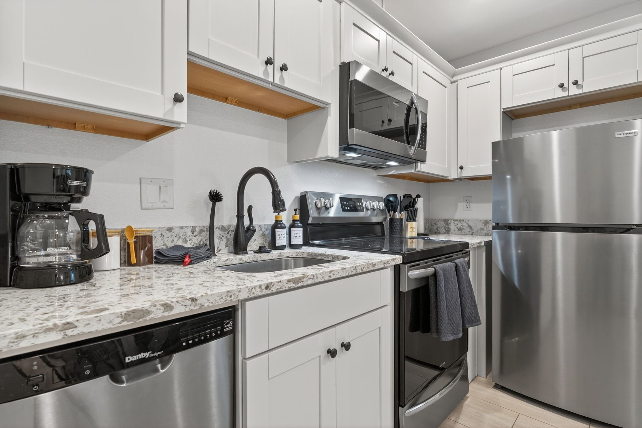 Kjøleskap, mikrobølgeovn, ovn og kokeplater