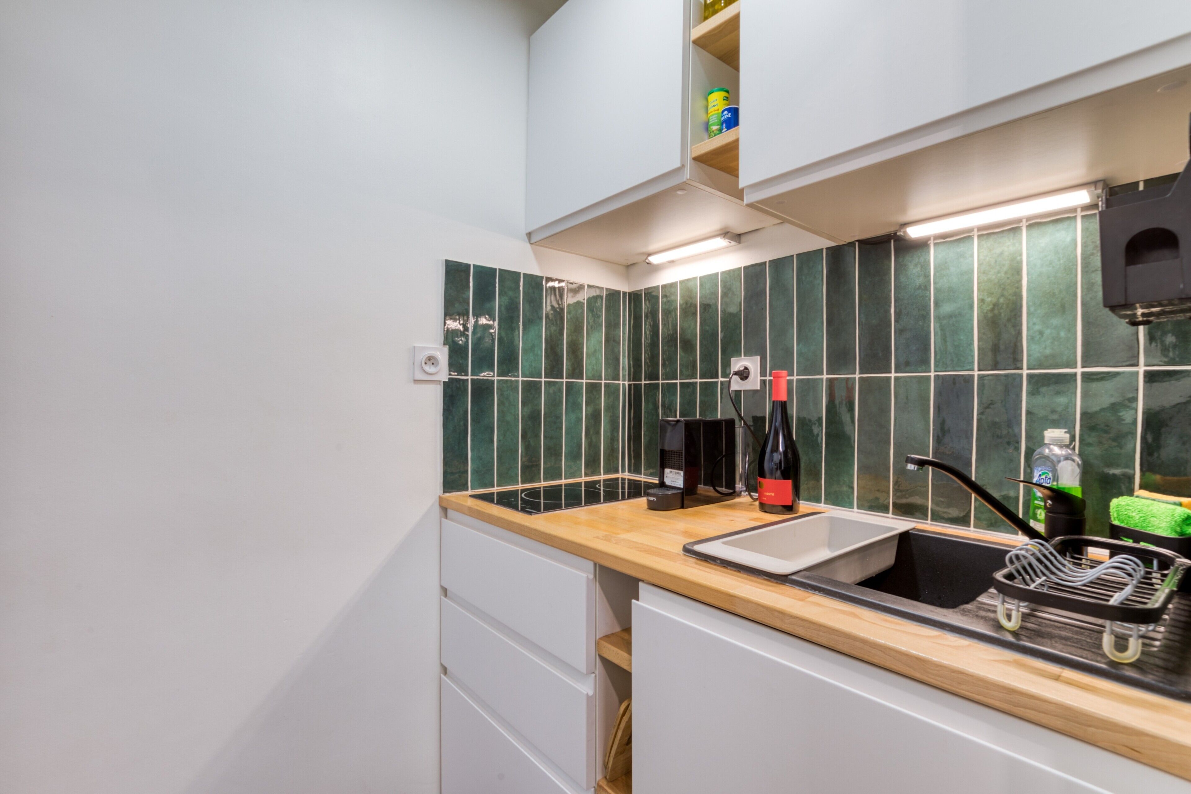 Kylskåp, mikrovågsugn, ugn och spishäll