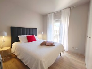 3 bedrooms, iron/ironing board, travel cot, free WiFi - The Mediterranean House BCN (Barcelona)