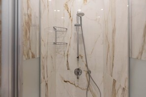 Regadera, secadora de cabello, bidet, toallas 