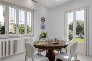 Dining - Stunning Villa Steps from the Beach (Marina di Pisa)