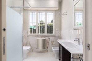 Shower, hair dryer, bidet, towels - Stunning Villa Steps from the Beach (Marina di Pisa)