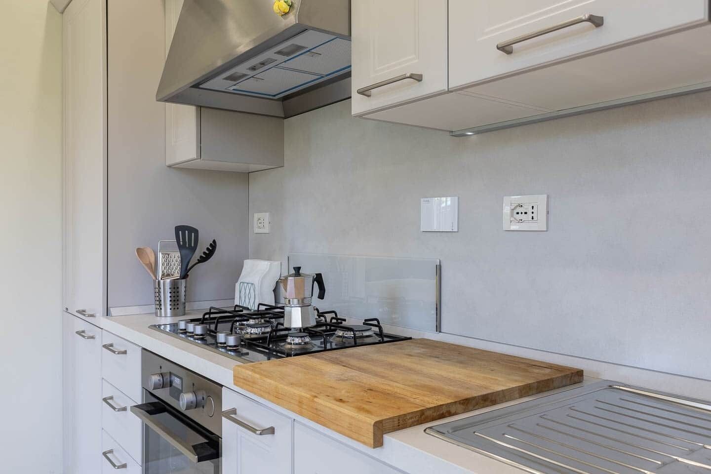 Frigorifero, forno, piano cottura, lavastoviglie