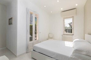Desk, iron/ironing board, travel crib, free WiFi - Stunning Villa Steps from the Beach (Marina di Pisa)