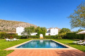 Spacious country house with pool in Teba