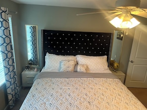 3 bedrooms, iron/ironing board, free WiFi, bed sheets - Delightful 3-bedroom house with AC/heating in charming Charlotte (Charlotte)