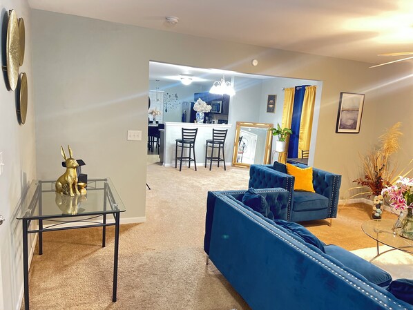 TV - Delightful 3-bedroom house with AC/heating in charming Charlotte (Charlotte)