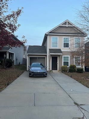 Exterior - Delightful 3-bedroom house with AC/heating in charming Charlotte (Charlotte)