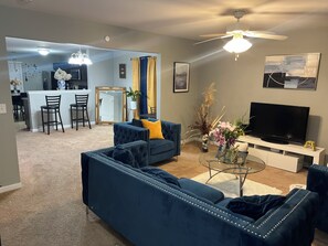 TV - Delightful 3-bedroom house with AC/heating in charming Charlotte (Charlotte)