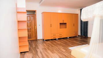 Verduisterende gordijnen, een strijkplank/strijkijzer, gratis wifi